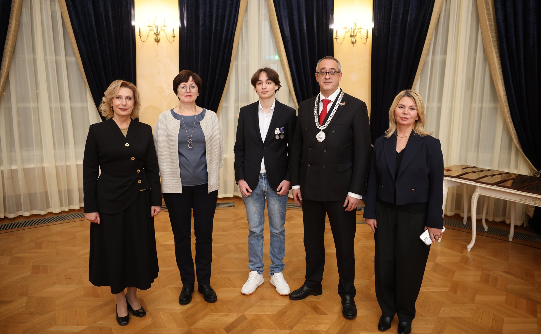 Инна Святенко совместно с Владимиром Кожиным вручили награды юным москвичам, которые проявили мужество в экстремальных ситуациях и спасли человеческие жизни