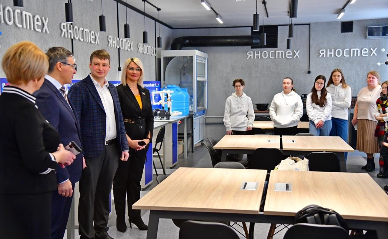 Наталия Косихина и Александр Русаков, представляющие Ярославскую область в СФ, вместе с Министром науки и высшего образования РФ Валерием Фальковым провели рабочую встречу с руководством и ведущими учеными ЯРГУ им. П.Г. Демидова