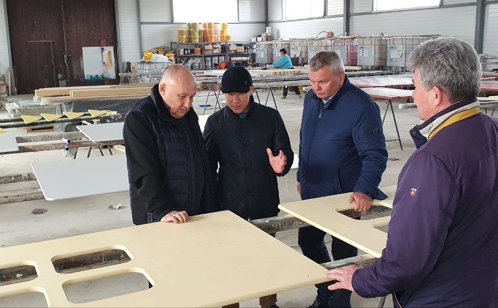 Андрей Базилевский побывал в селе Тополево Хабаровского района, где ознакомился с работой предприятия — местного производителя детских площадок