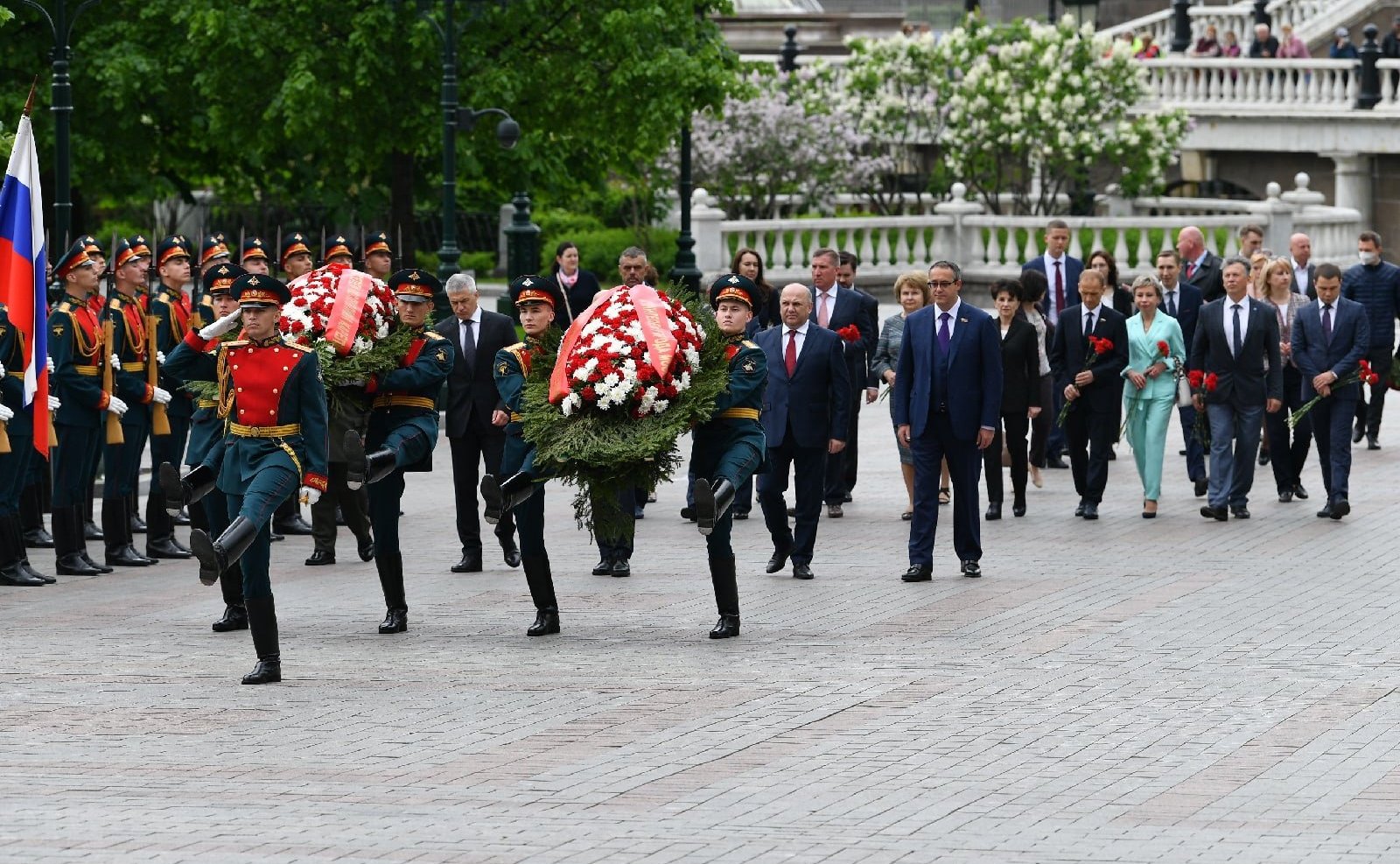 Официальные делегации правительства Москвы и правительства Карелии возложили цветы и венки к Могиле Неизвестного солдата, а также к Стеле городов воинской славы в Александровском саду