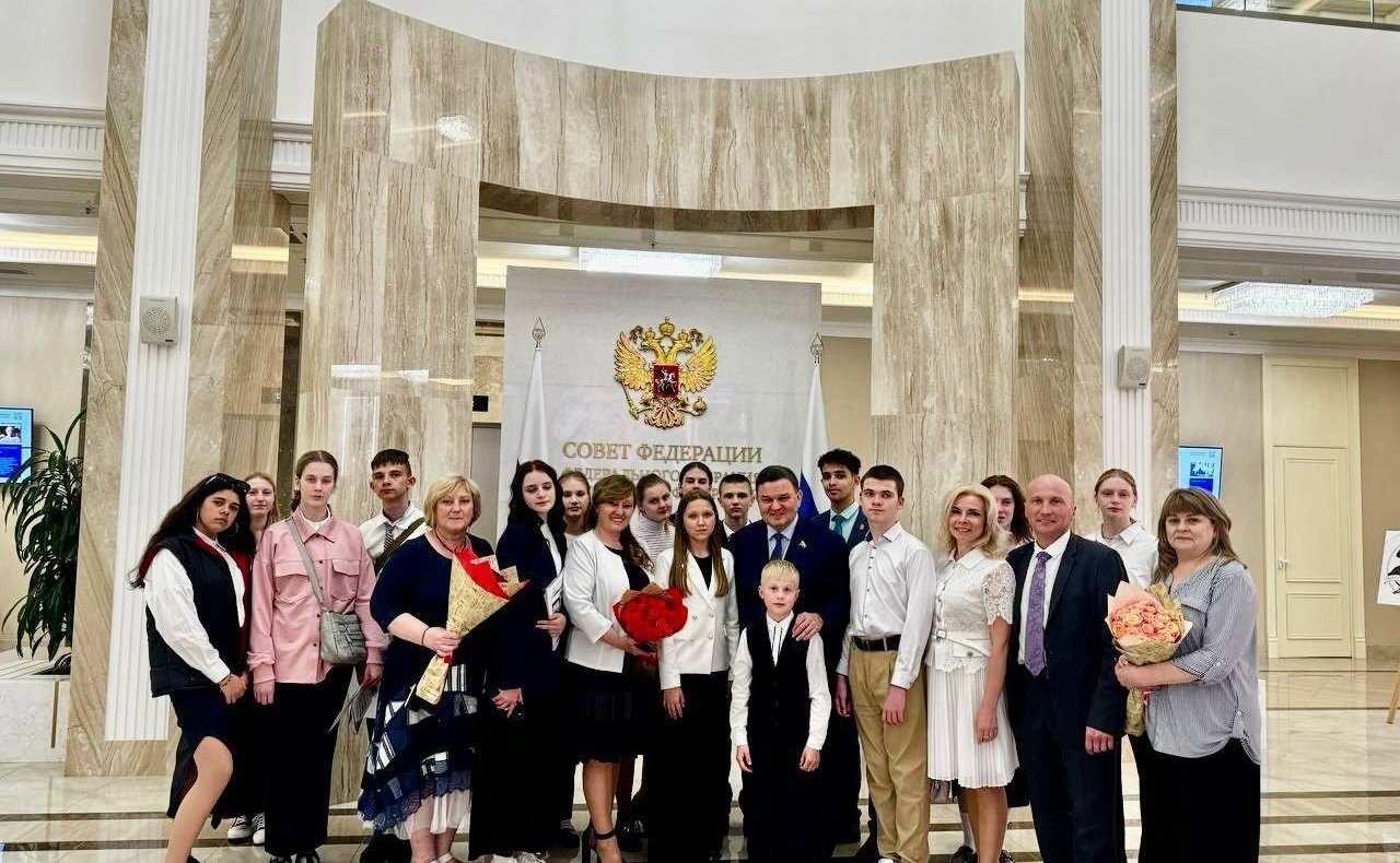 Сергей Перминов организовал в преддверии Дня защиты детей проведение экскурсии в палату регионов для группы социально поддерживаемых юных земляков