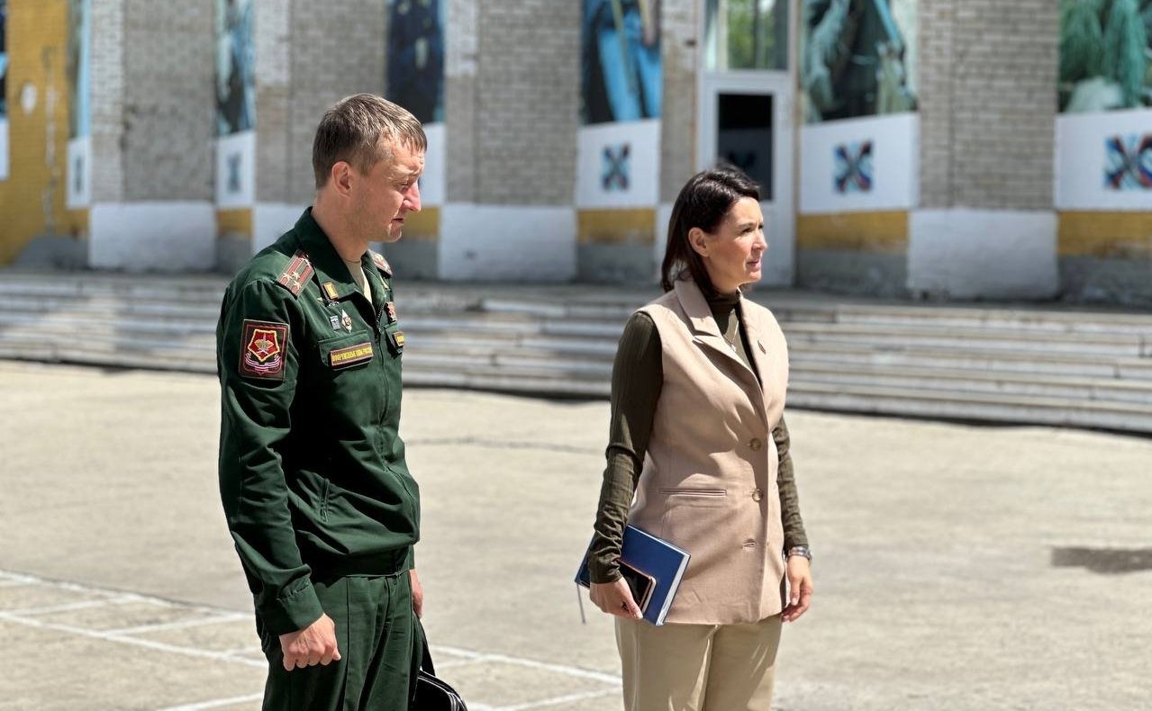 Маргарита Павлова посетила региональный призывной пункт и встретилась с призывниками Челябинской области
