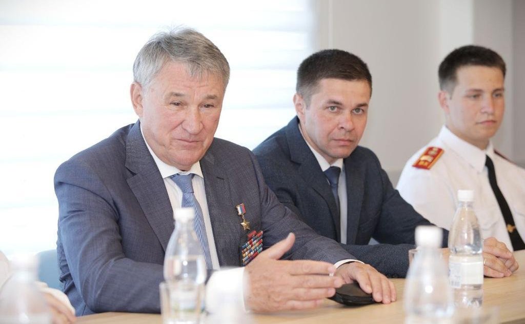 Заместитель Председателя Совета Федерации РФ, Герой России Юрий Воробьев провел встречу с выпускниками образовательного центра-кадетской школы «Корабелы Прионежья»