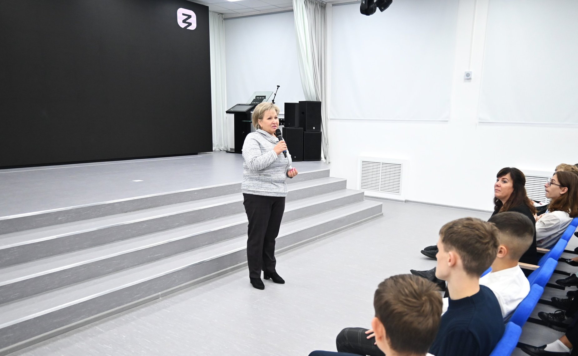 Елена Писарева открыла показ документального фильма М. Наумовой «Герои среди нас» в Великом Новгороде