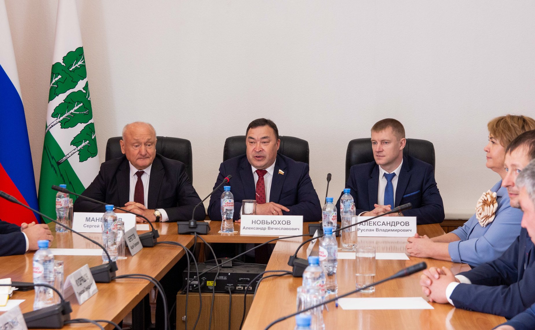 Александр Новьюхов встретился с жителями, главой района Русланом Александровым, депутатами представительного органа муниципального образования