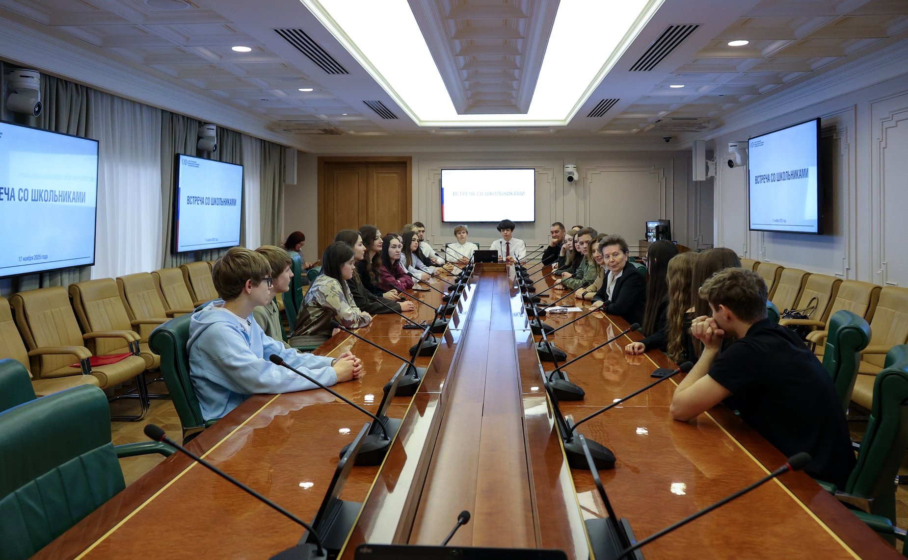 Наталья Комарова провела встречу с учащимися 10–11 класса