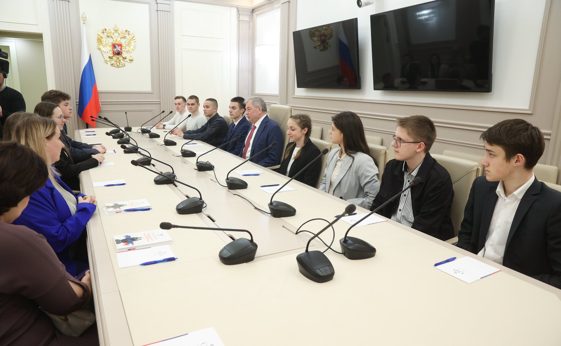 Анатолий Артамонов встретился в Совете Федерации со школьникам из Людиновского района Калужской области