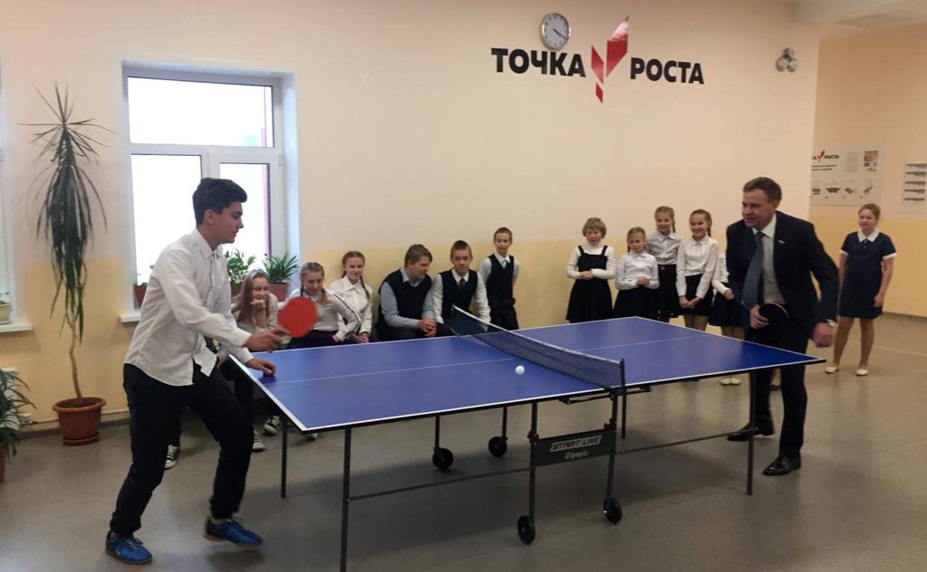 Виктор Новожилов осмотрел центр образования цифрового и гуманитарного профилей «Точка роста»