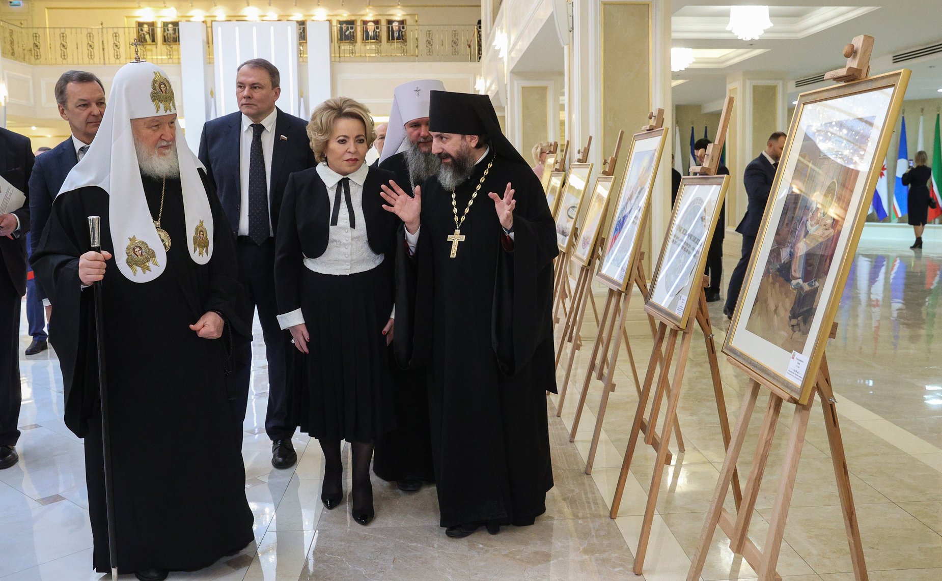 Председатель Совета Федерации Валентина Матвиенко и Святейший Патриарх Московский и Всея Руси Кирилл осмотрели выставку детских рисунков «Красота Божьего мира»