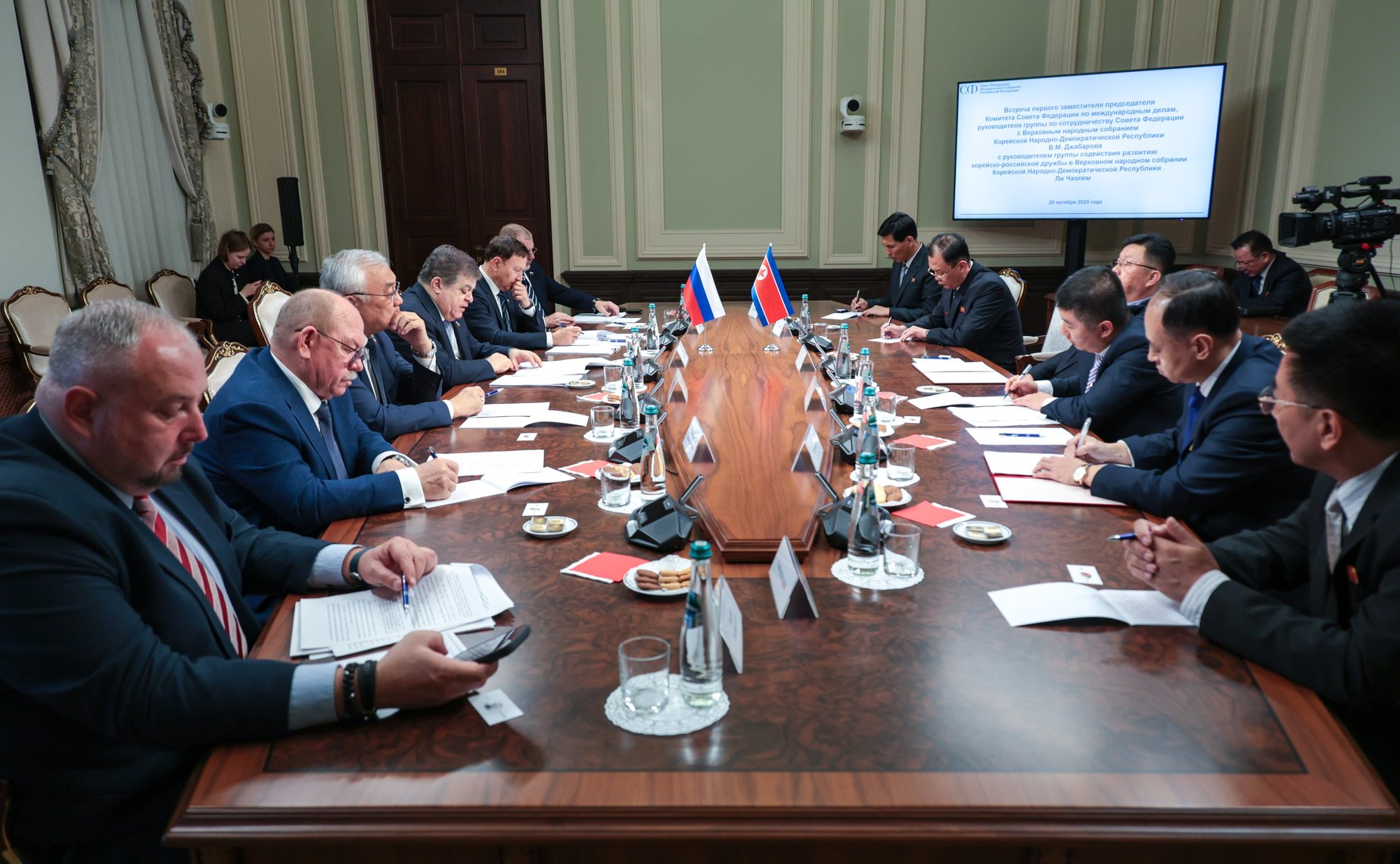 Встреча первого заместителя председателя Комитета СФ по международным делам Владимира Джабарова с руководителем группы содействия развитию корейско-российской дружбы в Верховном народном собрании КНДР Ли Чхолем