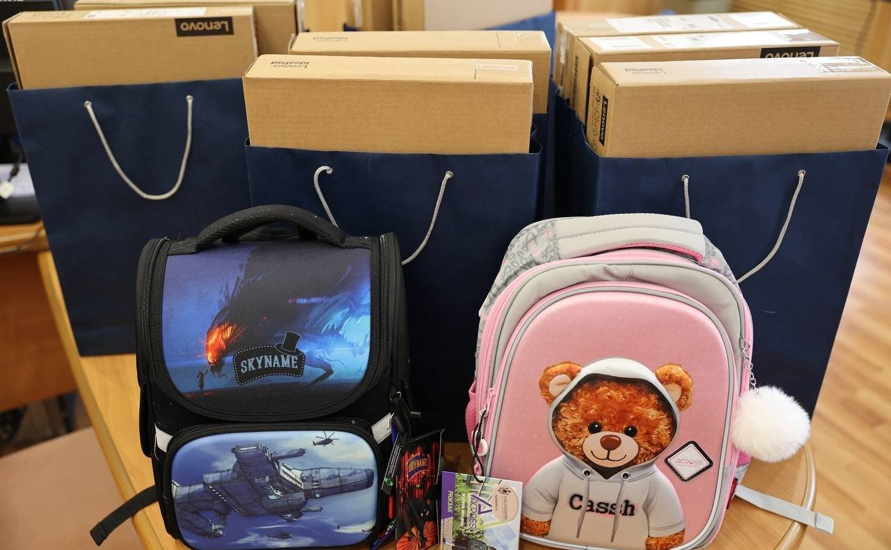 Максим Кавджарадзе и председатель Липецкого областного Совета депутатов Владимир Сериков накануне нового учебного года встретились с многодетными родителями и подарили ноутбуки школьникам Измалковского муниципального округа и Тербунского района