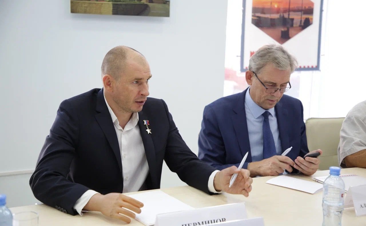 Дмитрий Перминов принял участие в работе круглого стола по вопросам оказания помощи жителям ЛНР