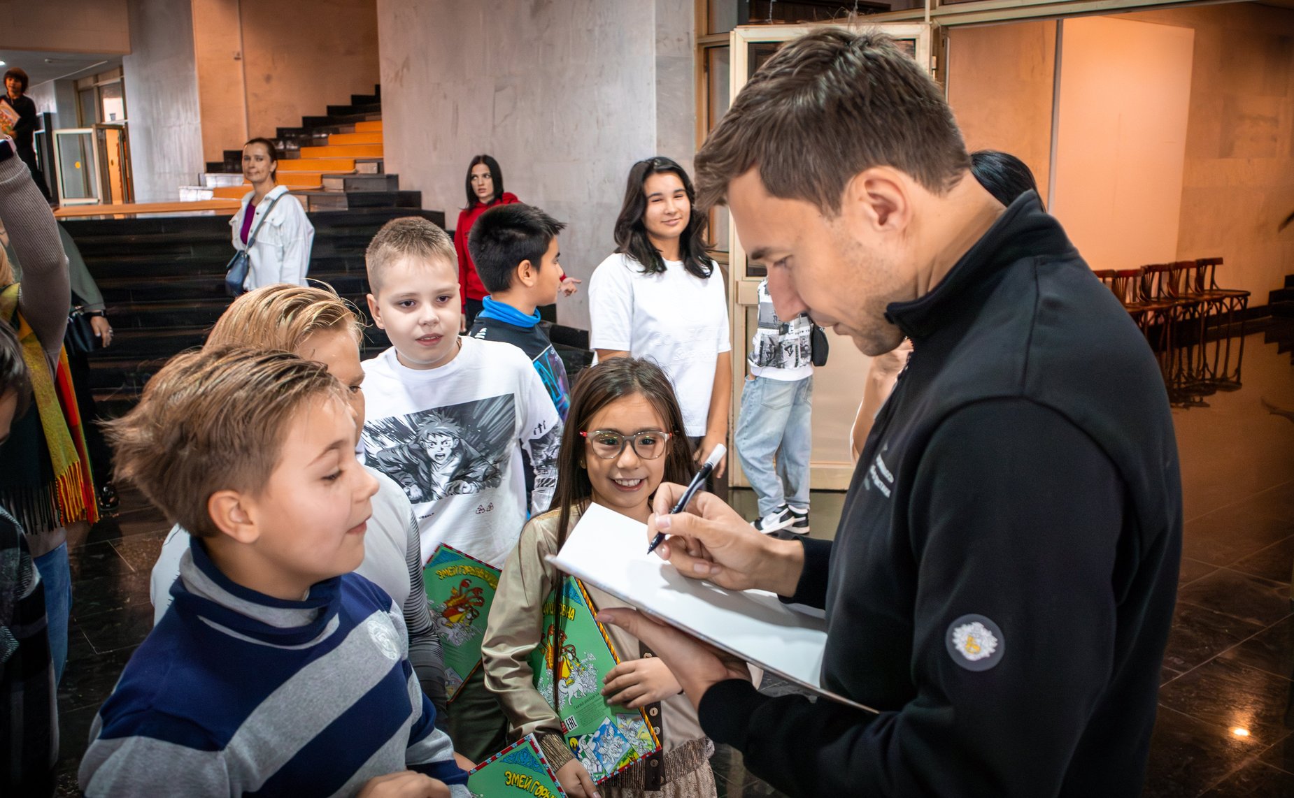 Во время визита в музей-заповедник «Горки Ленинские» Сергей Карякин провел с участниками музейного шахматного клуба сеанс одновременной игры