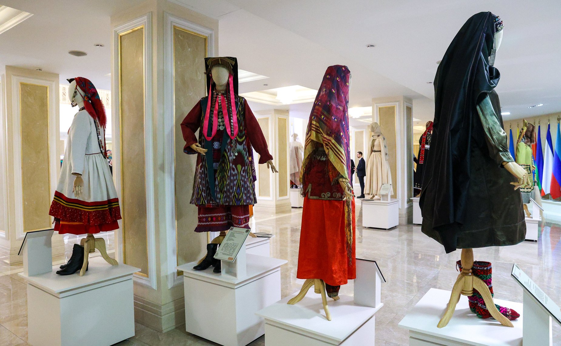 В Совете Федерации открылась выставка «Традиционные женские образы России»