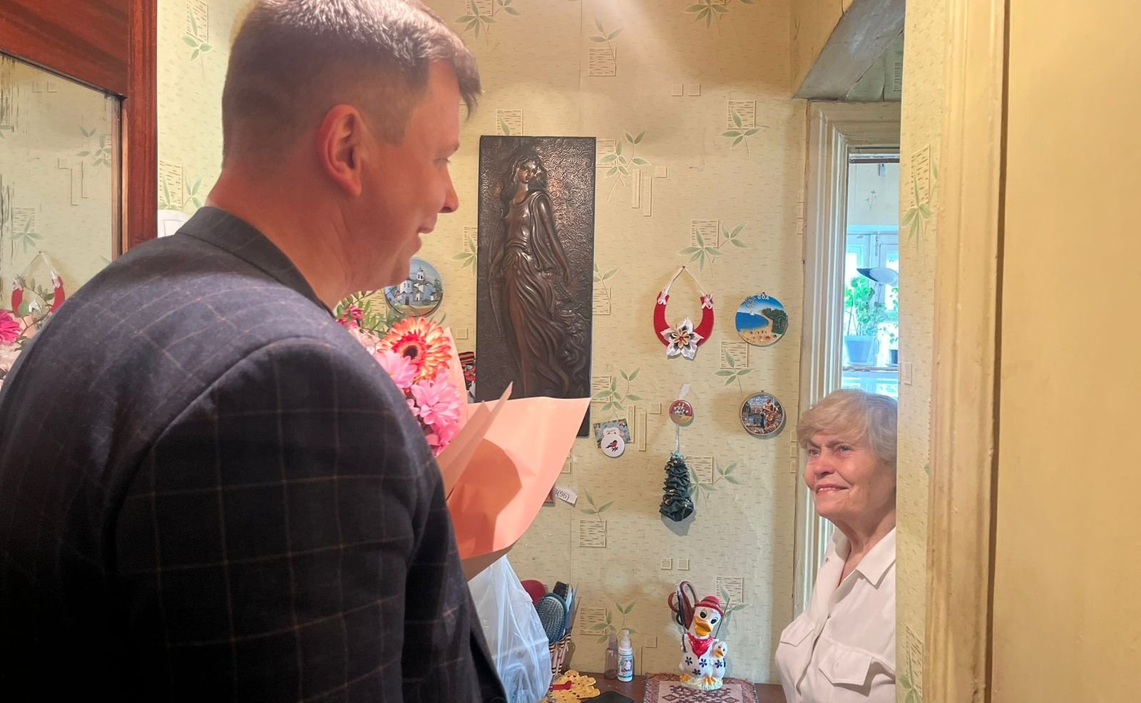 Артем Малащенков навестил бывшую малолетнюю узницу из Смоленска