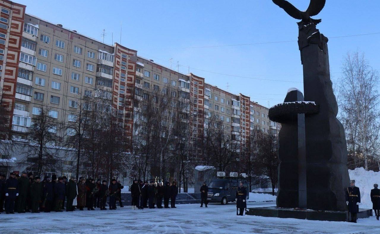 Маргарита Павлова в рамках поездки в регион приняла участие в церемонии возложения цветов и венков к челябинскому мемориалу «Доблестные сыны Отечества», прошедшей в честь Дня памяти о 35-летии вывода советских войск из Афганистана