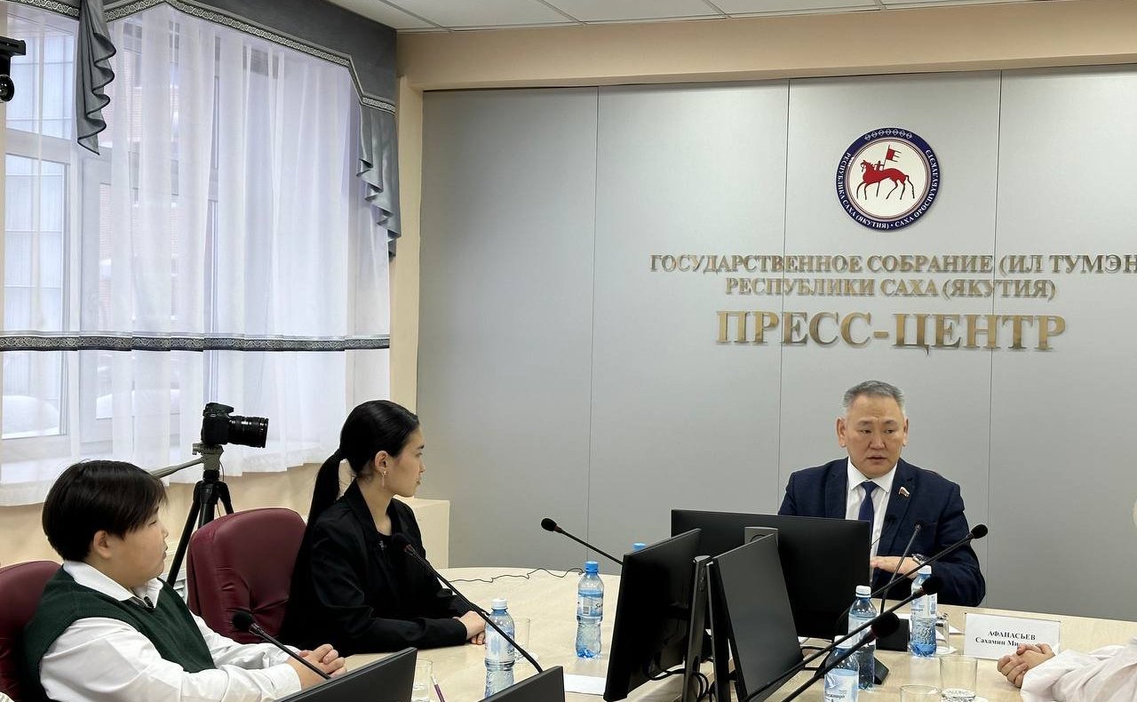 Сахамин Афанасьев в ходе поездки в регион встретился с юными корреспондентами Детского издательства «Кэскил» им. Н.Е. Мординова-Амма Аччыгыйа