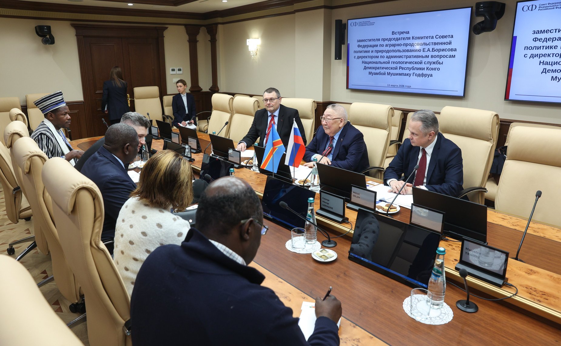 Егор Борисов провел встречу с директором по административным вопросам Национальной геологической службы Демократической Республики Конго Муамбой Мушимпаку Годфруа