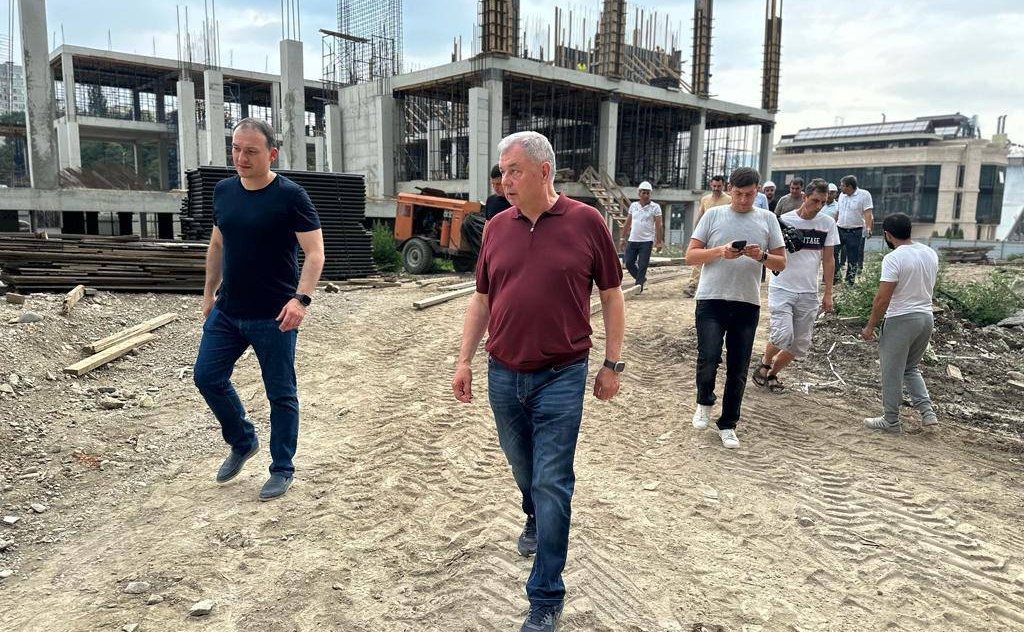 Анатолий Артамонов в рамках рабочей поездки посетил Кисловодск и ознакомился с ходом строительства и реконструкции социальных объектов города-курорта