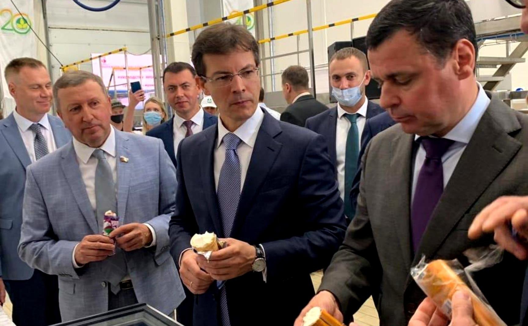 Сергей Березкин вместе с губернатором Ярославской области Дмитрием Мироновым приняли участие в торжественном открытии завода по производству мороженого в Тутаеве
