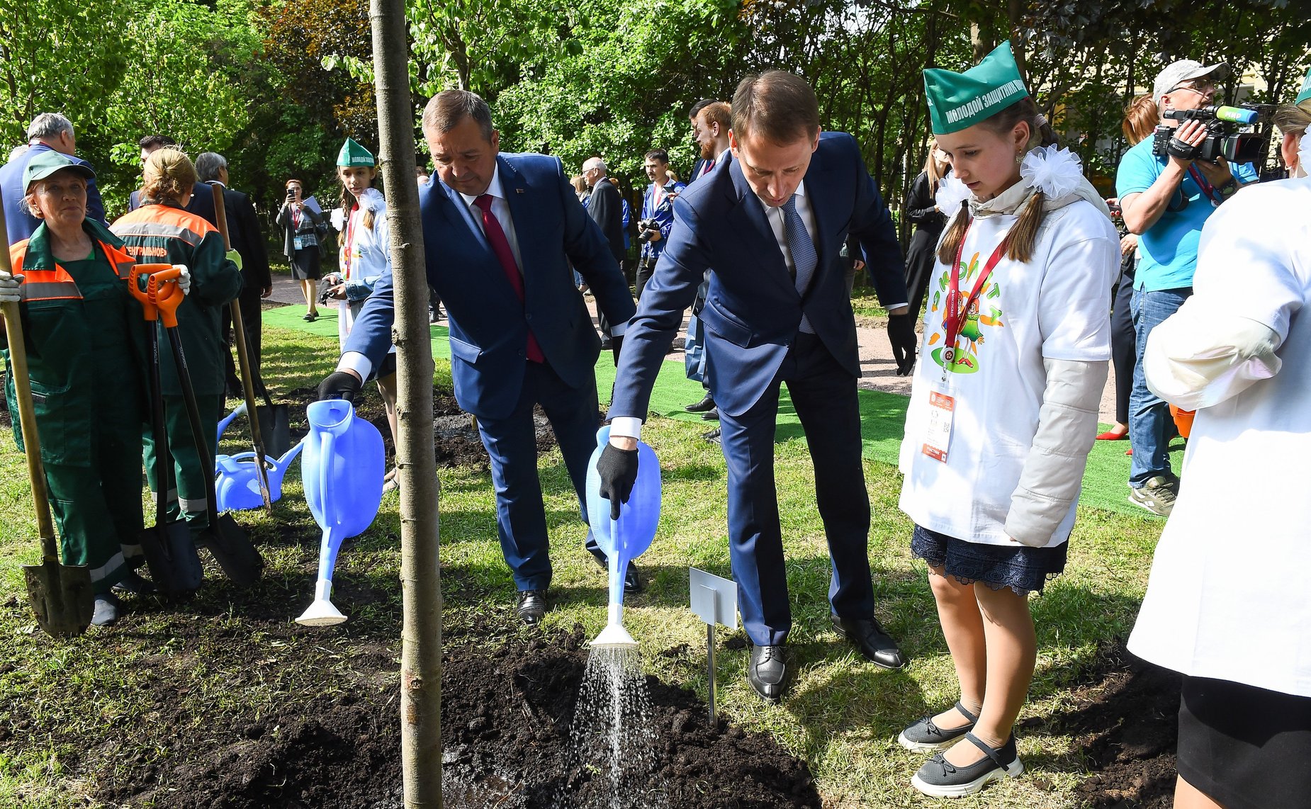 Высадка деревьев в Таврическом саду участниками X Невского международного экологического конгресса
