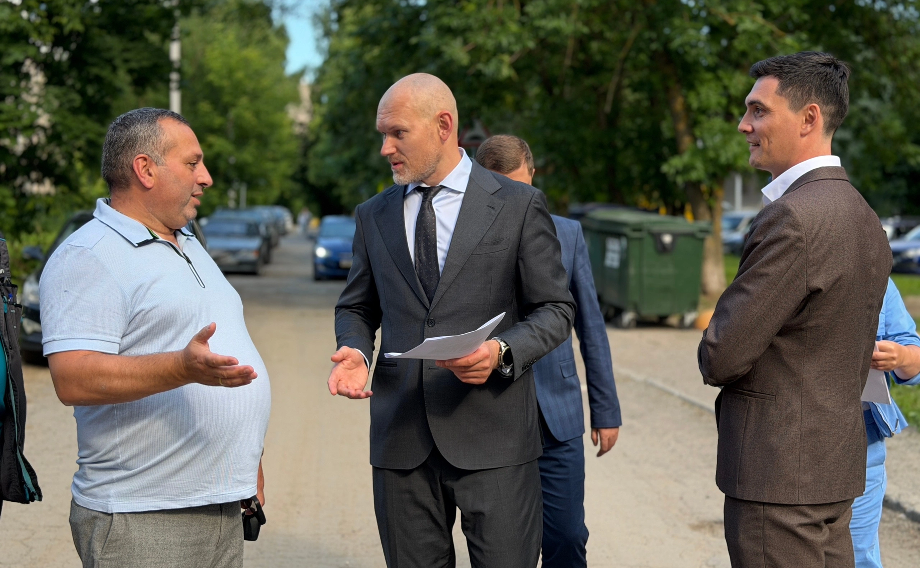 Роман Маслов совместно с главой Череповца Андреем Накрошаевым осмотрели ход благоустройства четырёх дворовых территорий