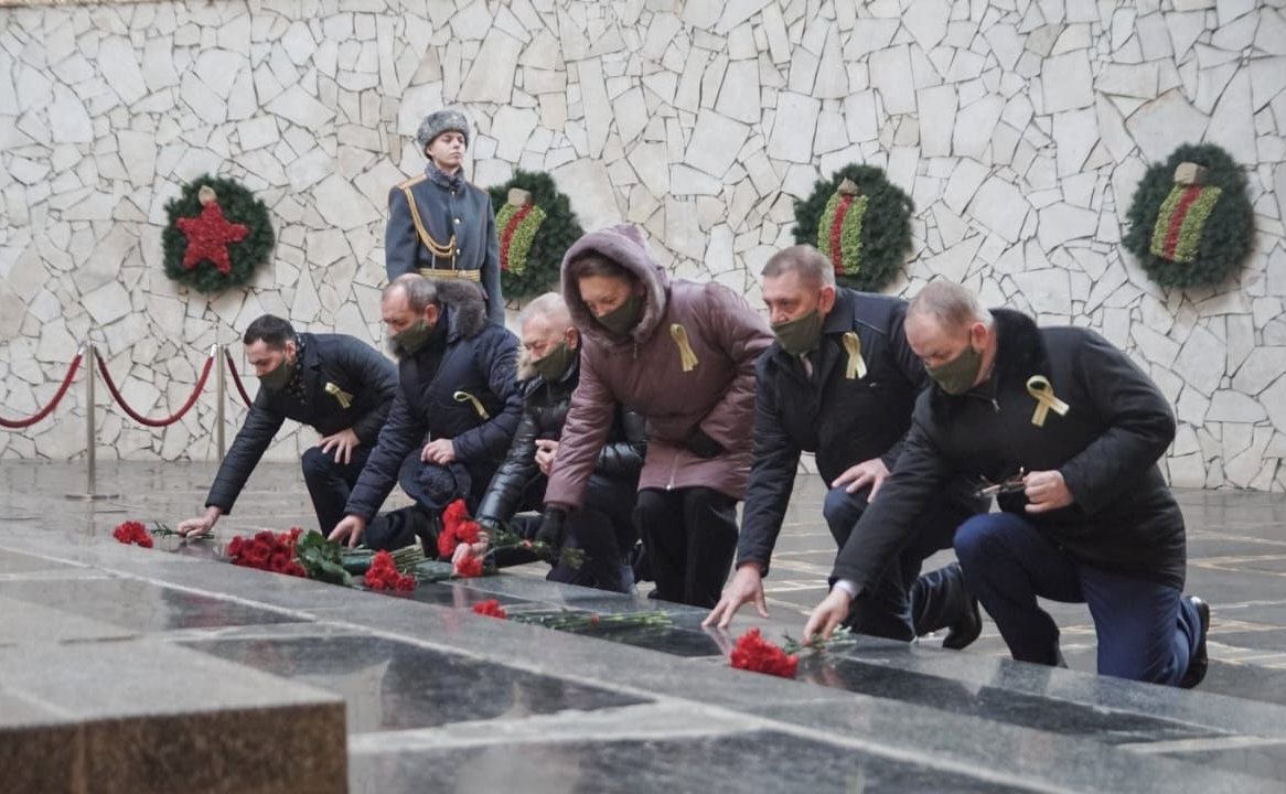 Николай Семисотов посетил Мамаев курган, где возложил цветы в память о погибших в ходе битвы под Сталинградом
