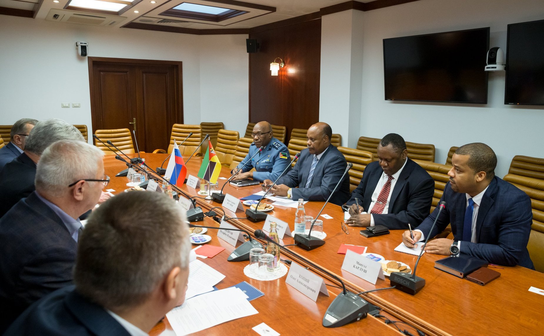 Встреча В. Бондарева с послом Республики Мозамбик