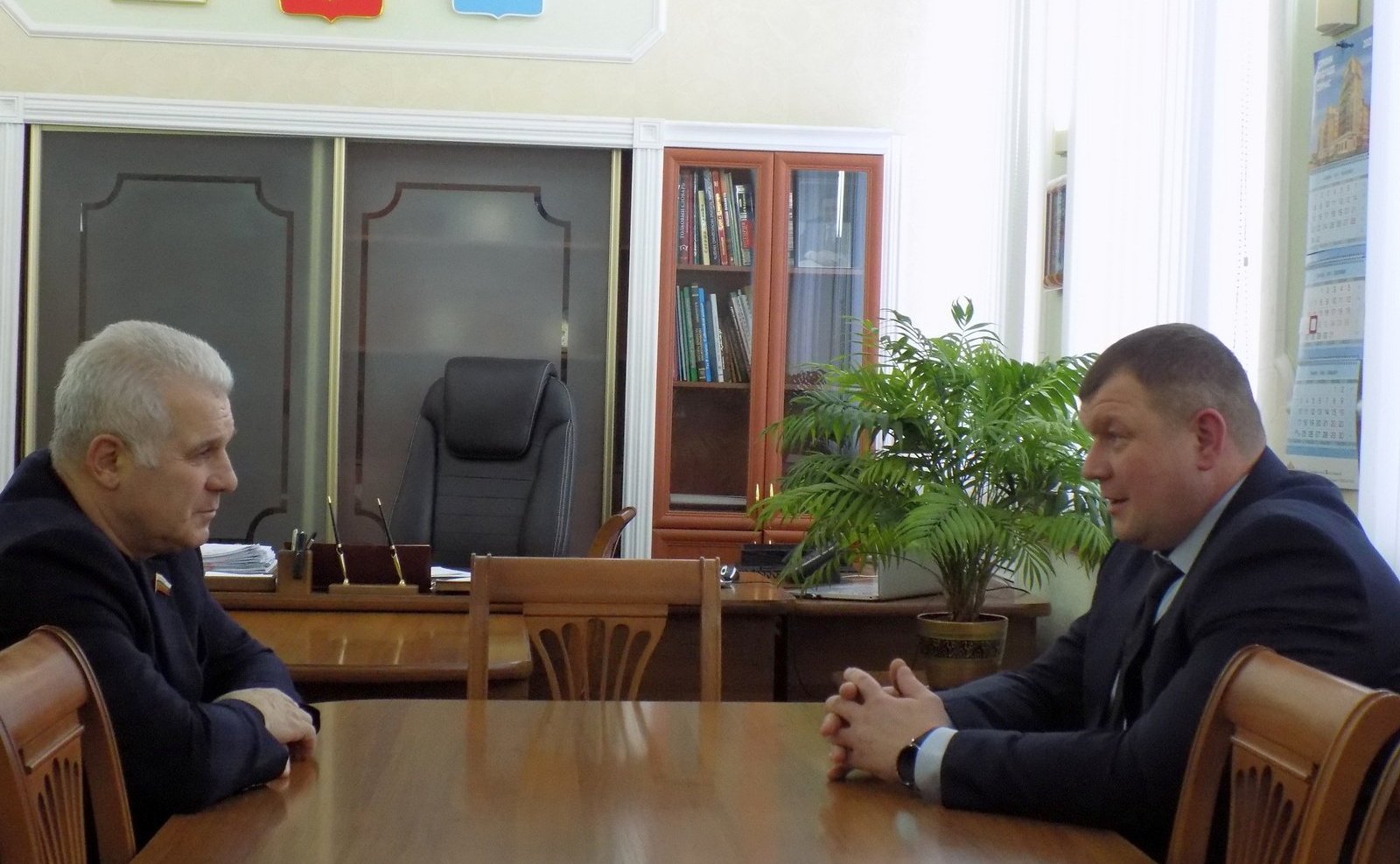 Сергей Мартынов в ходе рабочей поездки в регион встретился с главой администрации Медведевского муниципального района Денисом Окуловым
