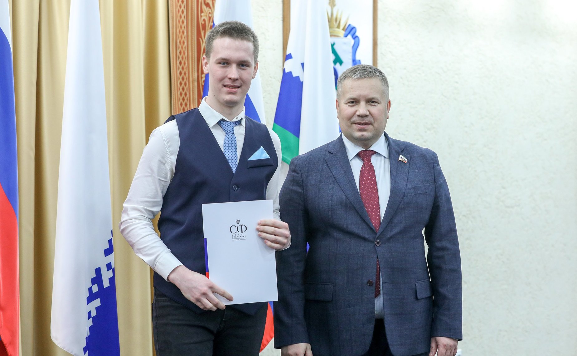 Денис Гусев вручил именные стипендии лучшим студентам учреждений профессионального образования Ненецкого АО