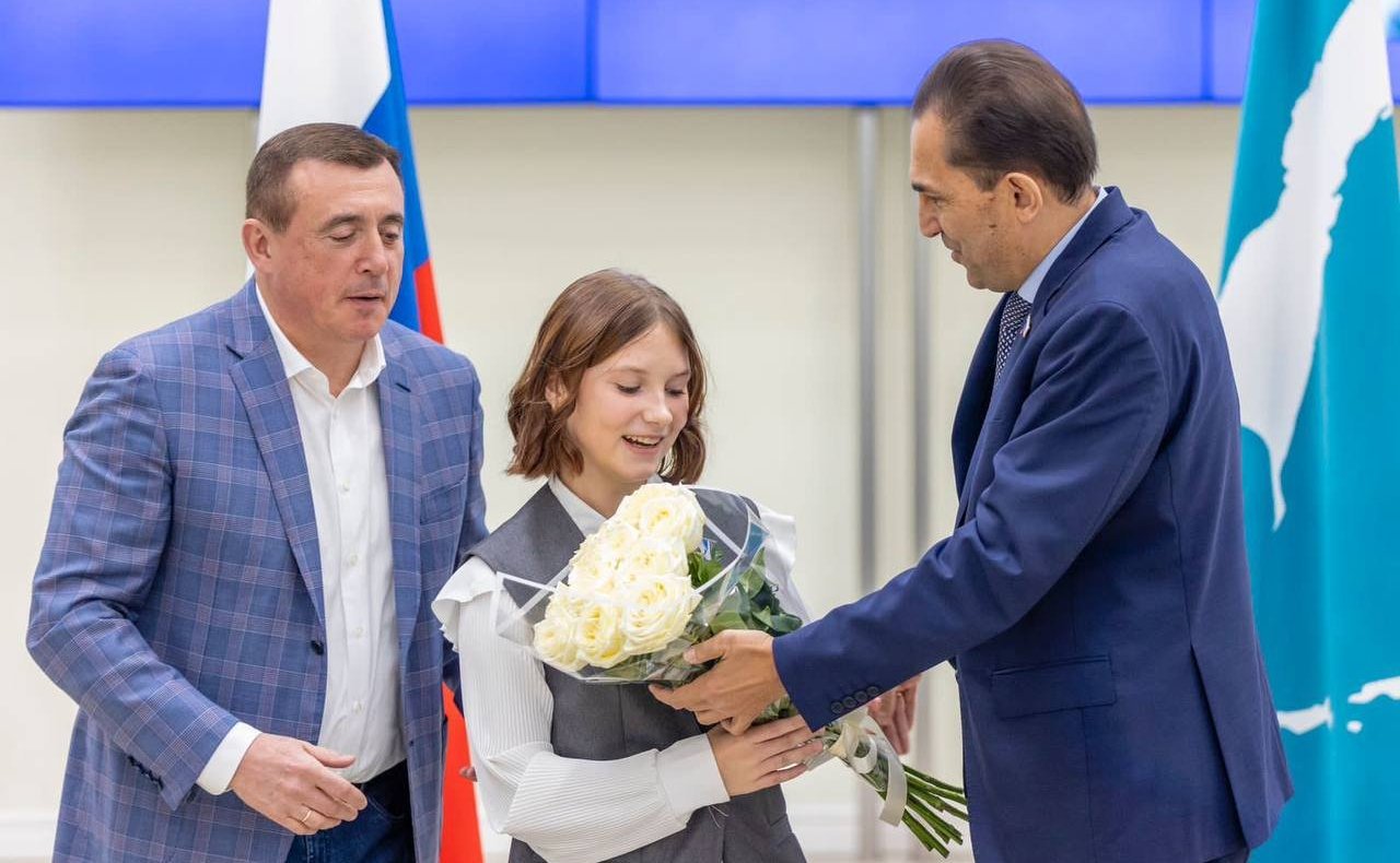 Андрей Хапочкин и губернатор Сахалинской области Валерий Лимаренко провели церемонию награждения школьницы Вероники Рыжовой за проявленное мужество