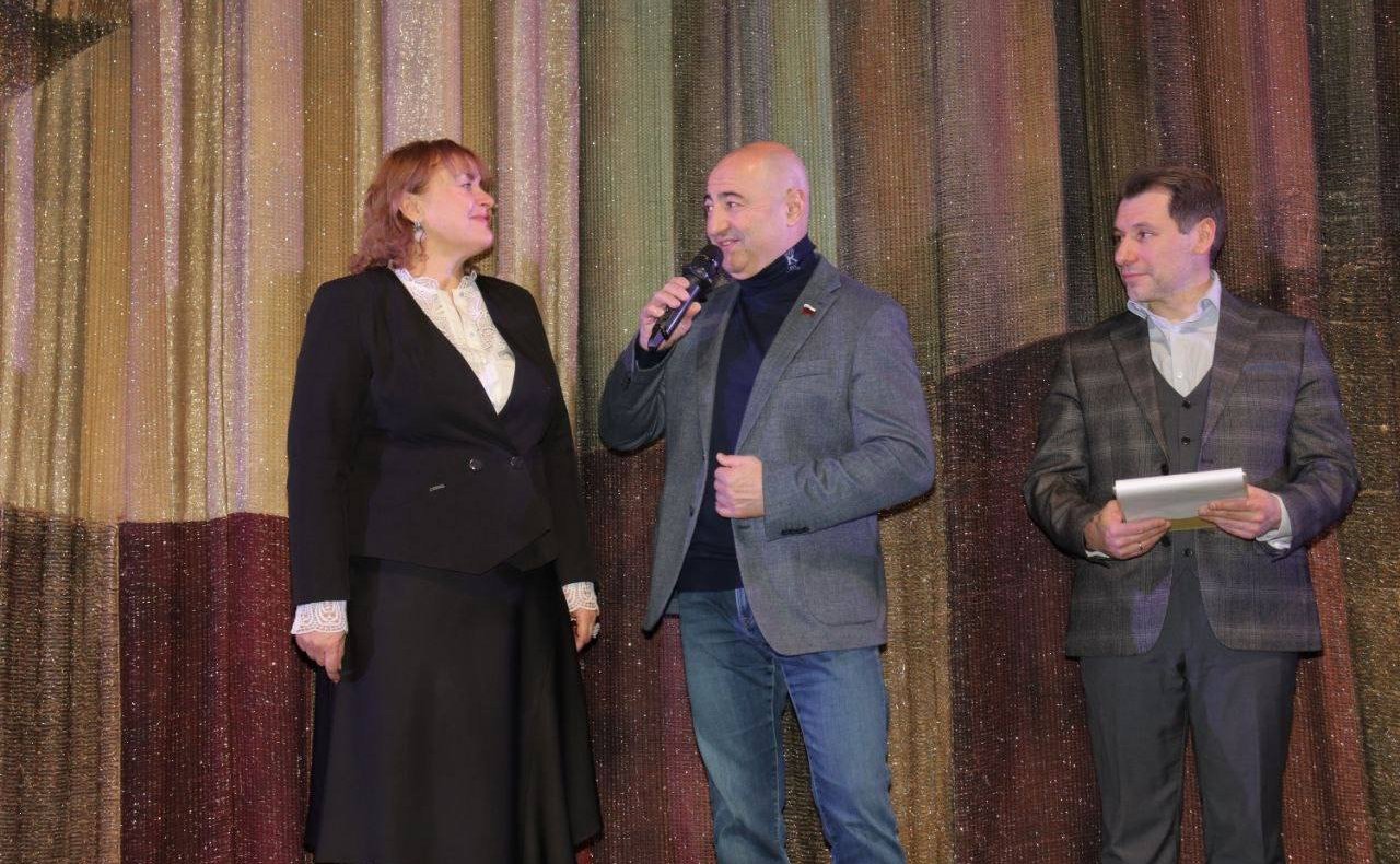 Александр Вайнберг наградил юных нижегородцев – победителей Всероссийской детской творческой школы-конкурса в сфере развития и продвижения территорий «Портрет твоего края»