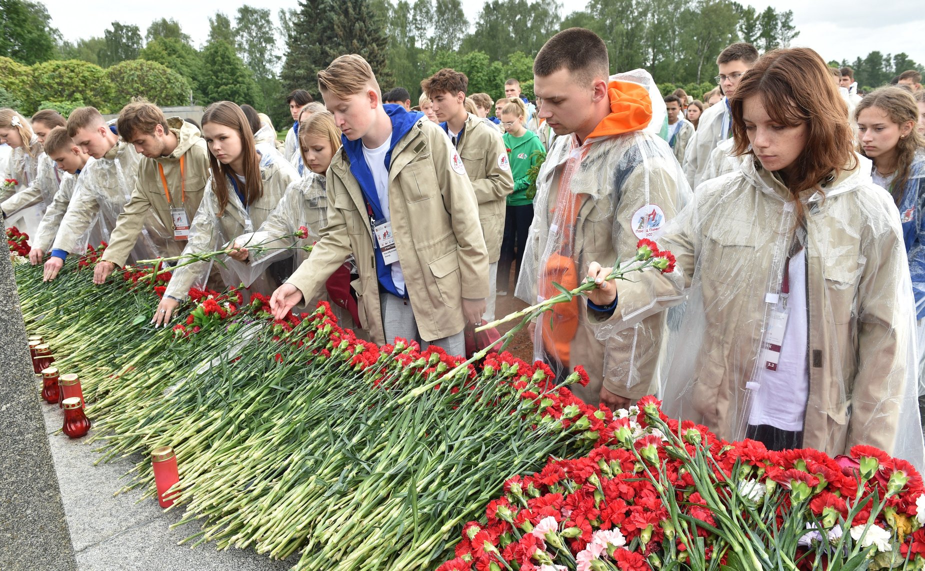 Участники проекта «Поезд Памяти» посетили Пискаревское мемориальное кладбище