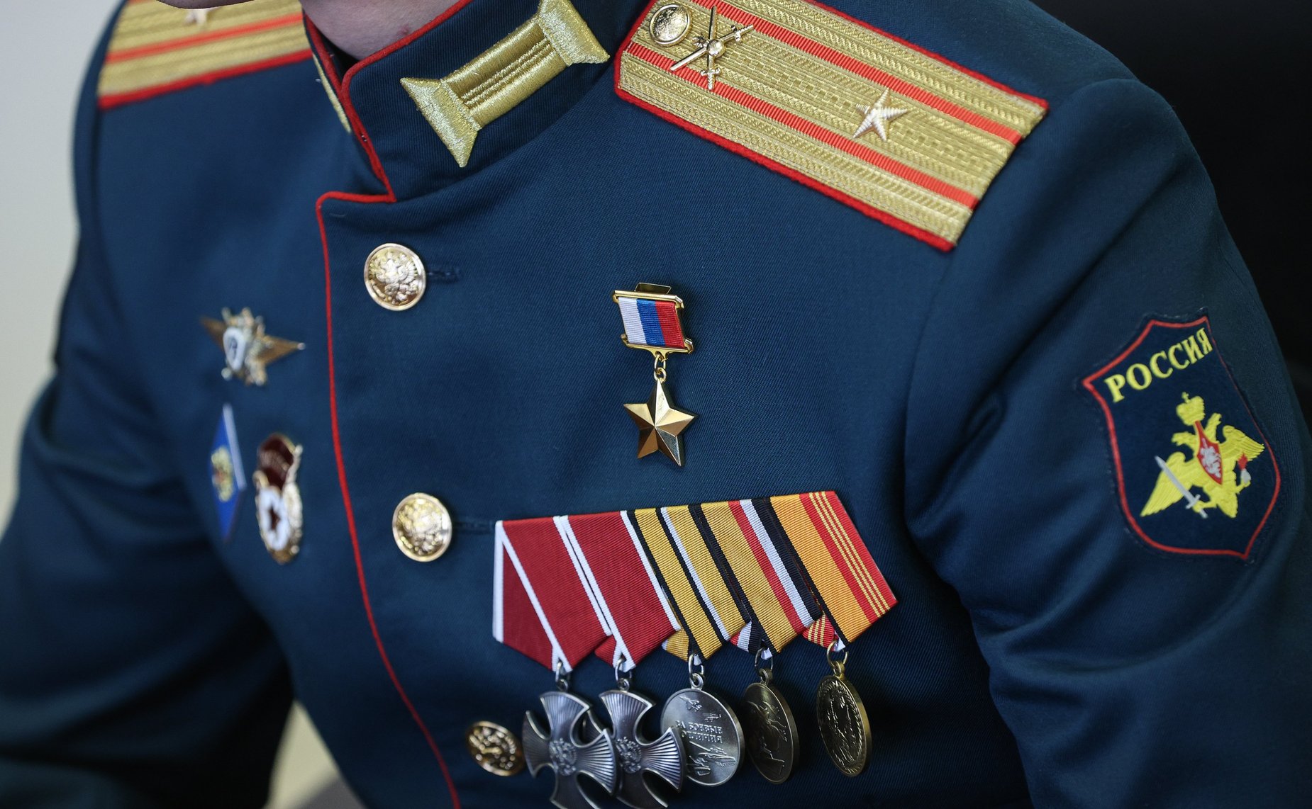 Владимир Полетаев пригласил Героя России Амыра Аргамакова из Республики Алтай в Совет Федерации, где лично поздравил его с присвоением высшего звания за заслуги перед государством и народом