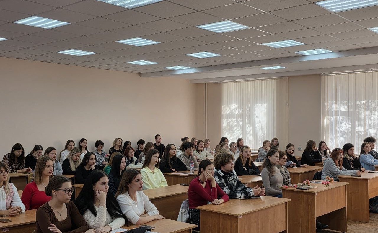 Ольга Бас провела лекцию с будущими филологами и журналистами Луганского педагогического университета