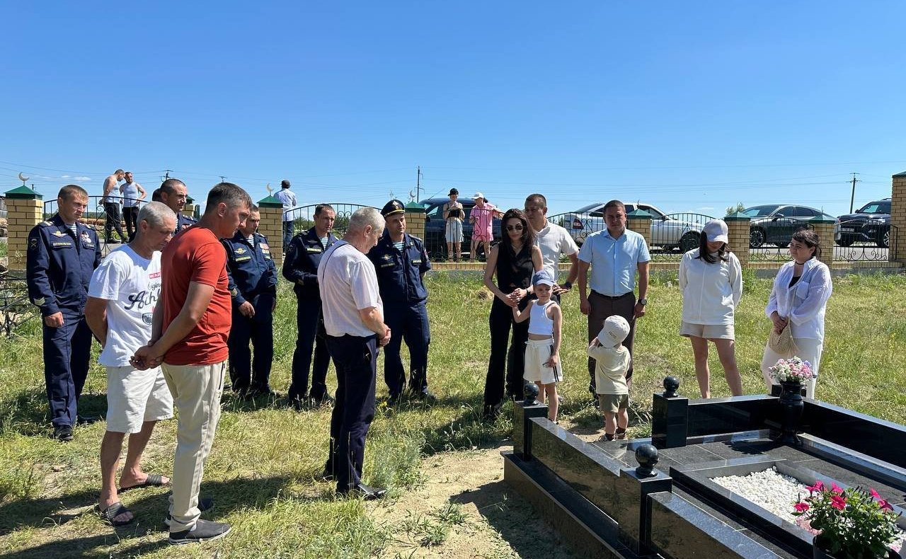 Айрат Гибатдинов принял участие в открытии памятного баннера в честь подвига участника СВО