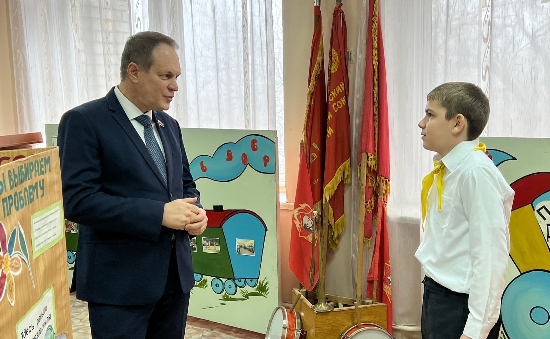 Александр Башкин наградил астраханского школьника — лауреата конкурса «Дорога жизни»