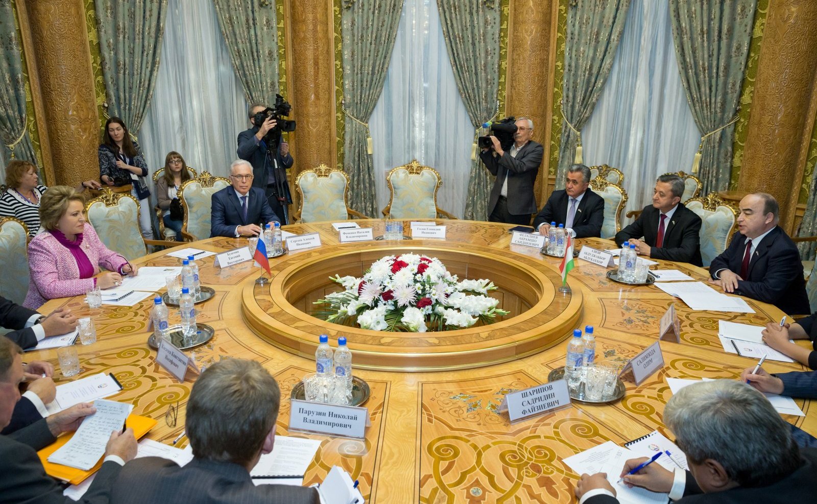 Валентина Матвиенко и глава нижней палаты Парламента Таджикистана Шукурджон Зухуров