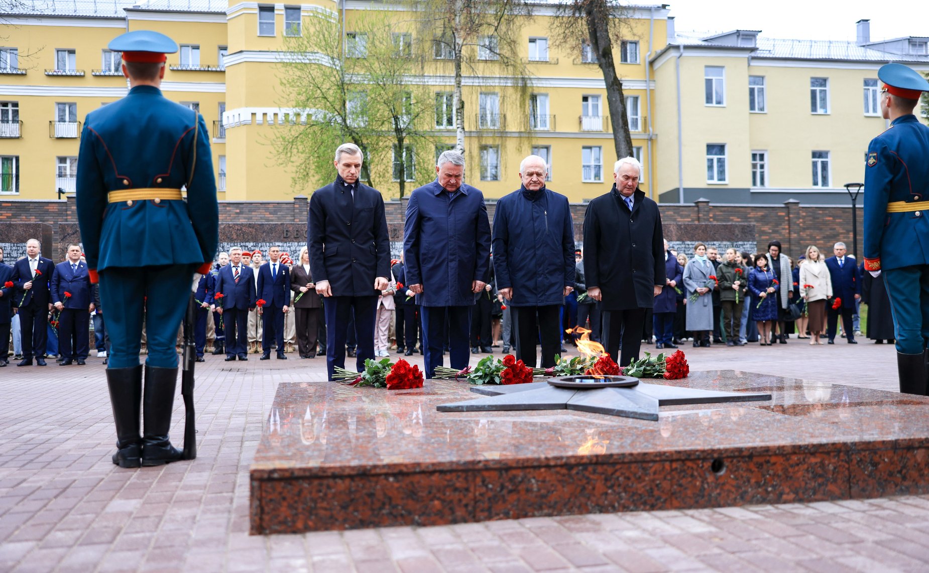 Сенаторы возложили цветы к Вечному огню в Сквере Памяти Героев в Смоленске