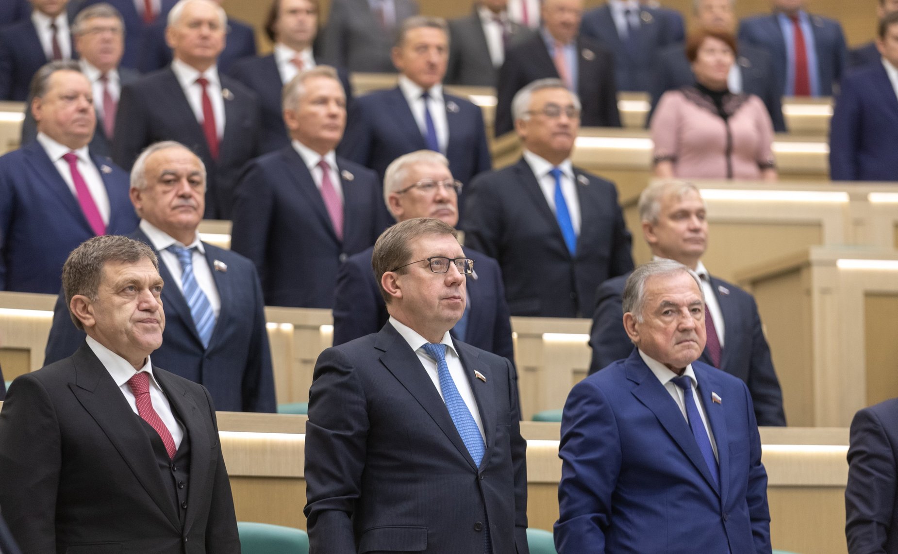 Сенаторы исполняют гимн РФ перед началом 449-го заседания Совета Федерации