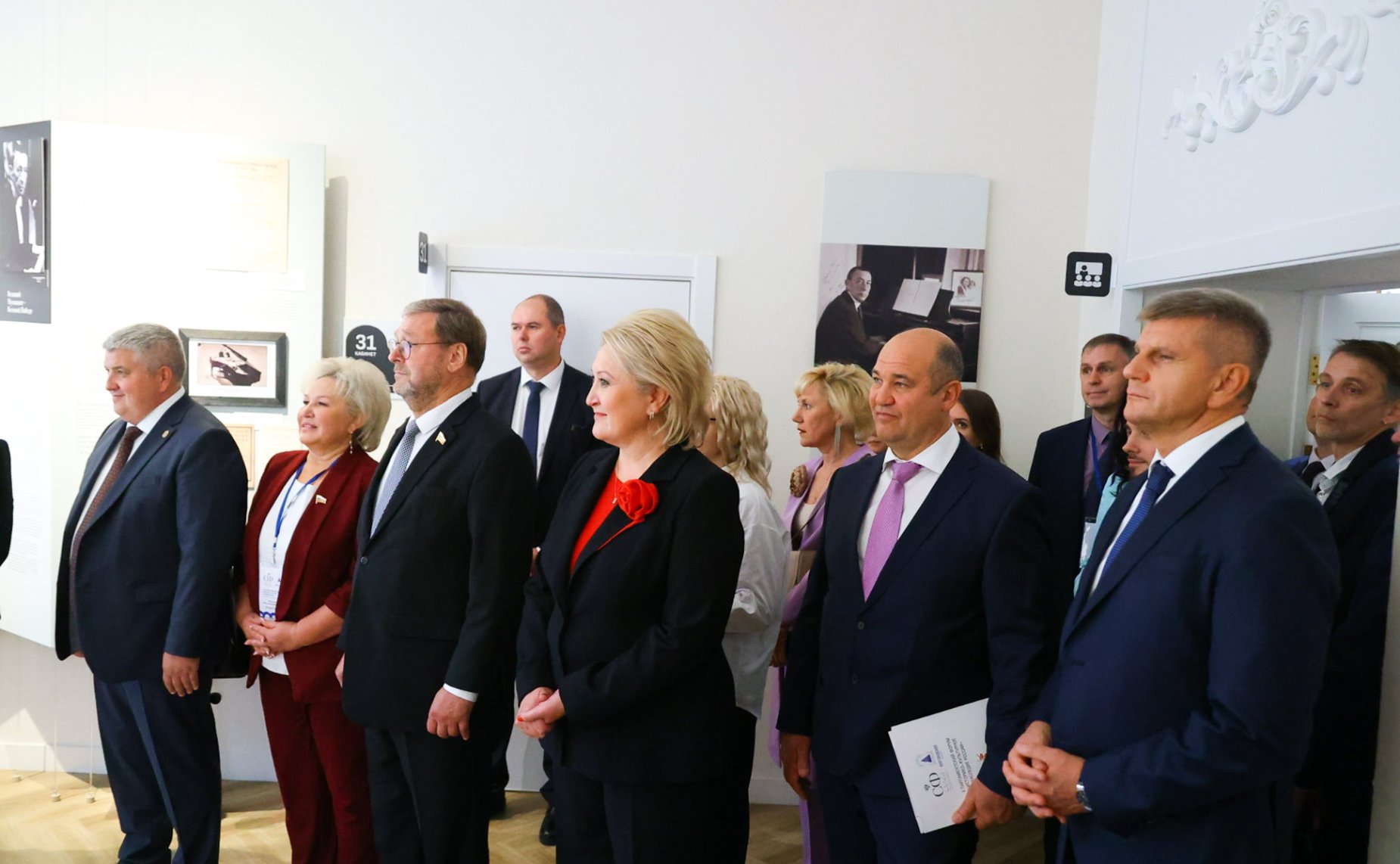 В рамках работы Х Парламентского форума «Историко-культурное наследие России» в Великом Новгороде Валентина Матвиенко посетила детскую общеобразовательную школу имени Г.Р. Державина и Дом музыки имени С.В. Рахманинова