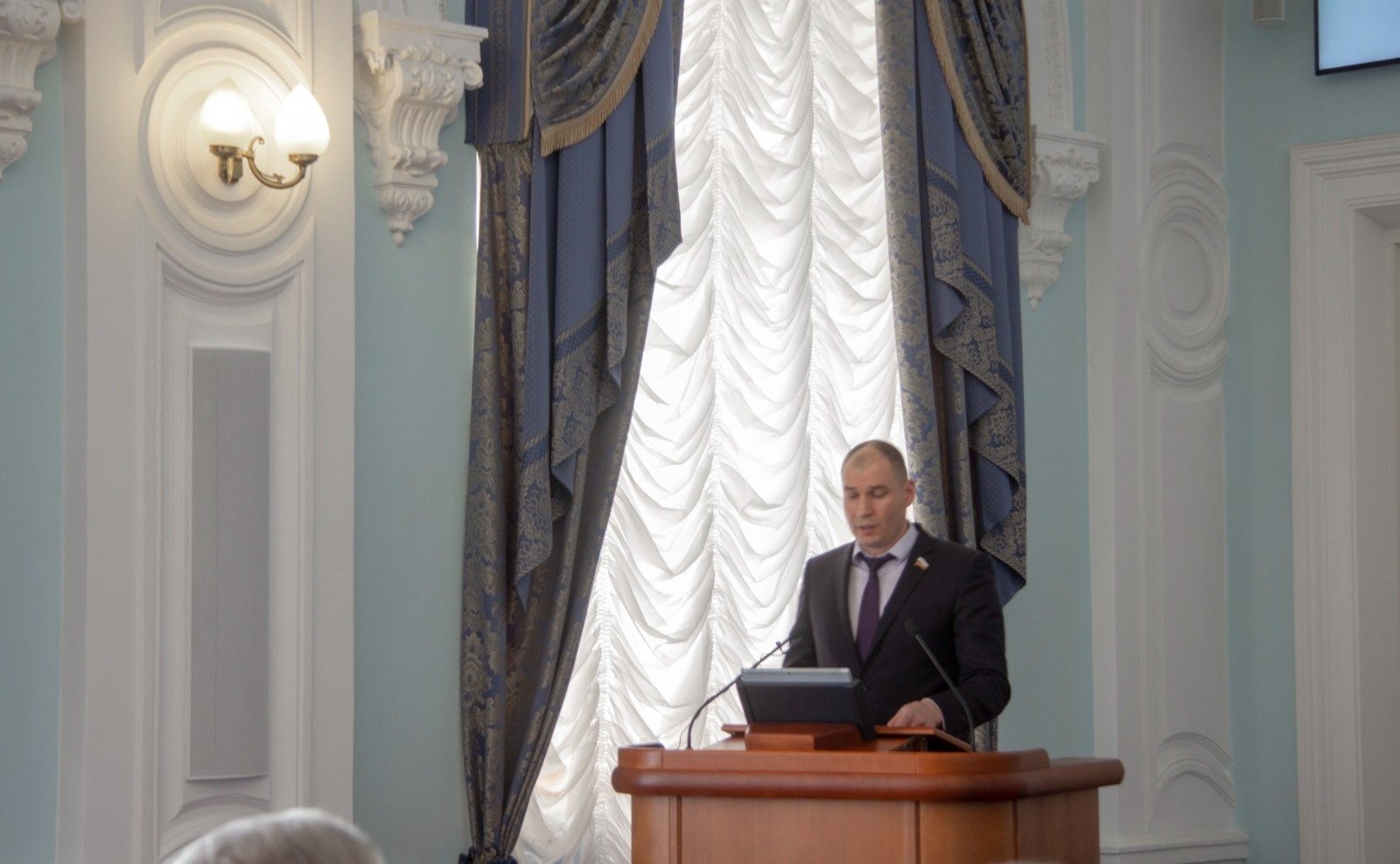 Дмитрий Перминов выступил на очередном заседании регионального парламента с отчетом о своей работе в Совете Федерации