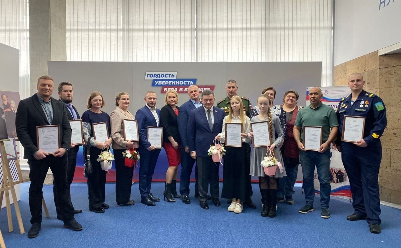 Сергей Перминов вручил награды Совета Федерации, которыми за выдающиеся заслуги отмечены жители Ленинградской области