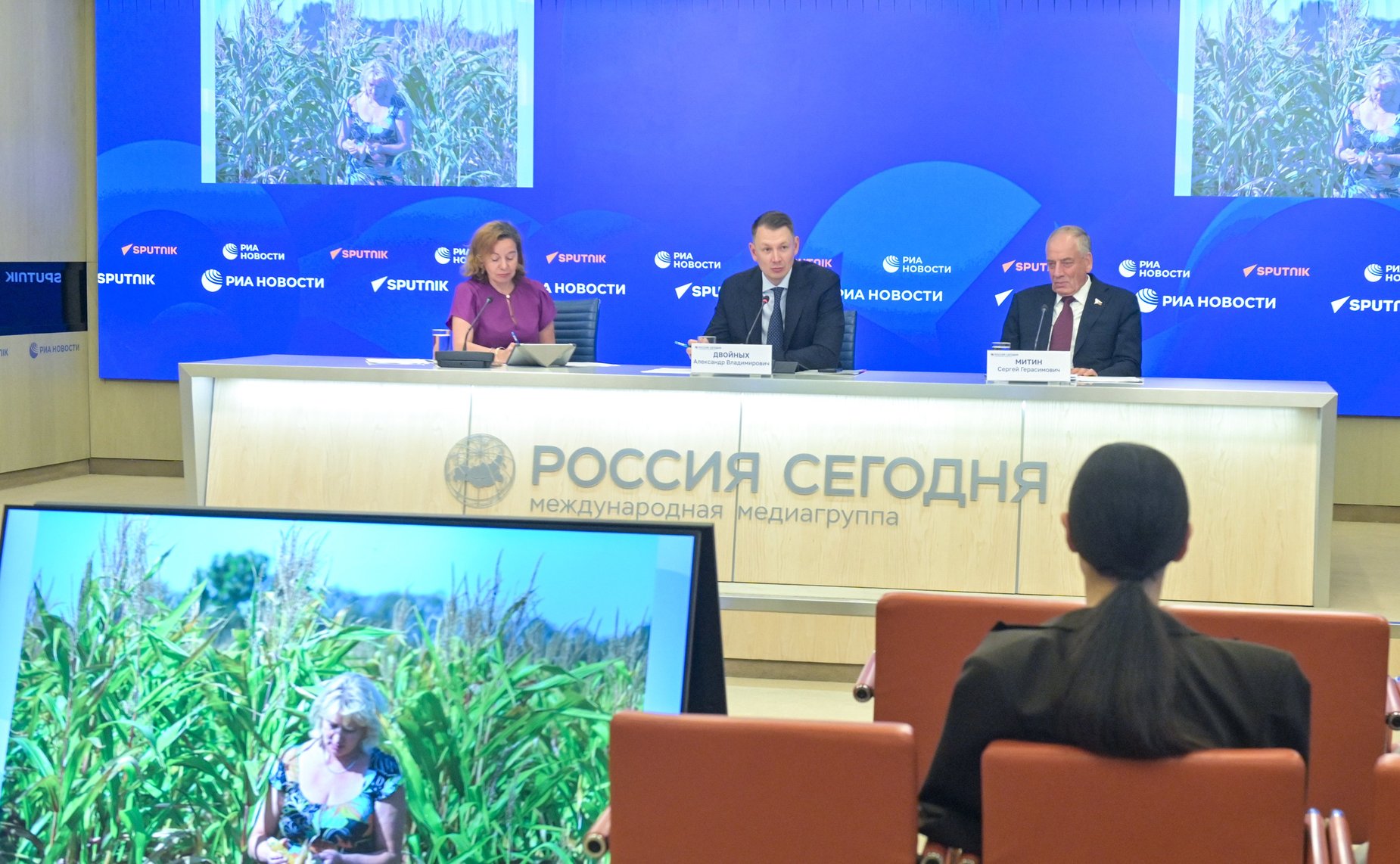 В пресс-центре МИА «Россия сегодня» председатель Комитета СФ по аграрно-продовольственной политике и природопользованию Александр Двойных и его первый заместитель Сергей Митин провели пресс-конференцию на тему «Российское село: настоящее и будущее»