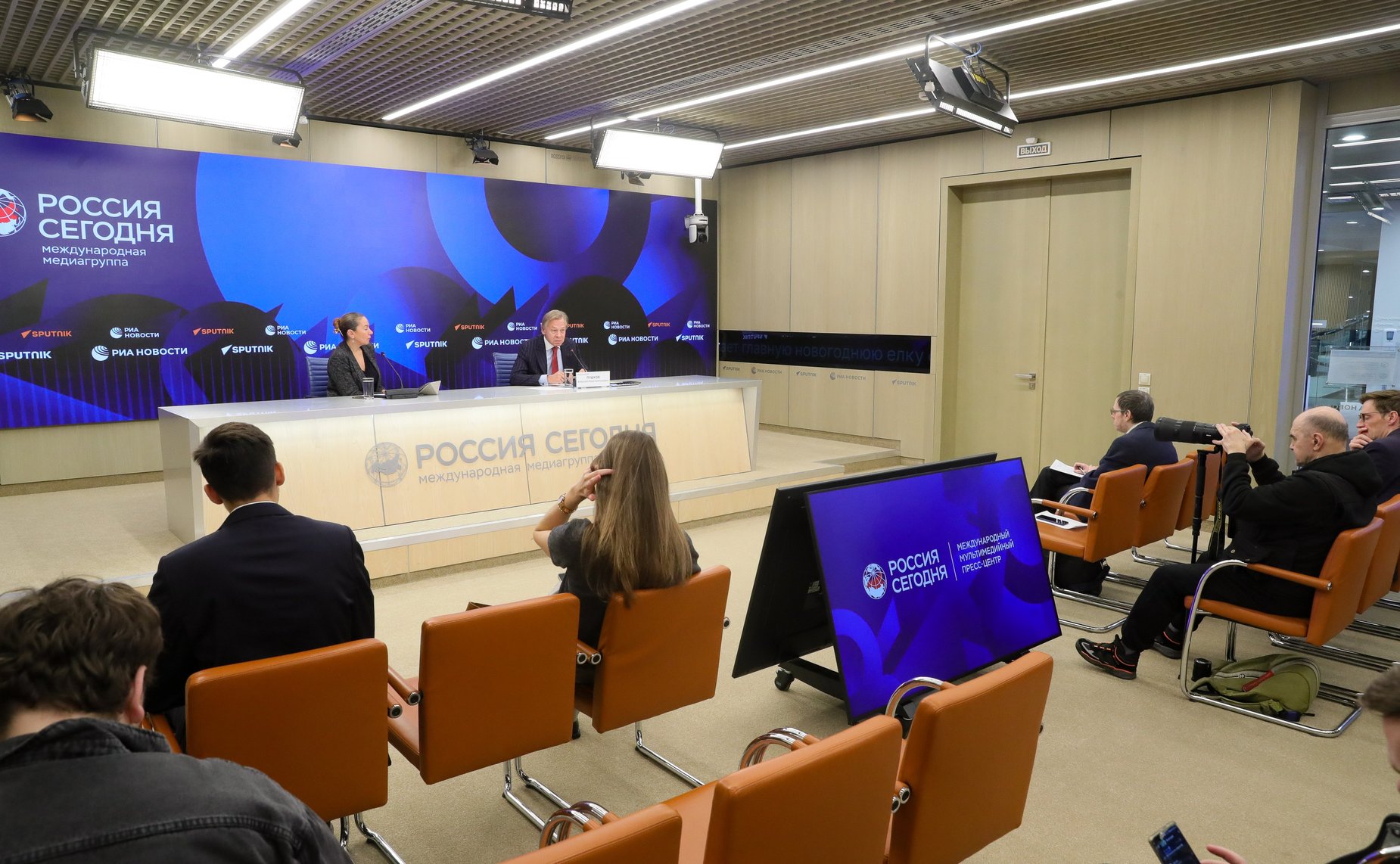 Пресс-конференция председателя Комиссии Совета Федерации по информационной политике и взаимодействию со средствами массовой информации Алексея Пушкова по итогам работы Комиссии в 2025 году