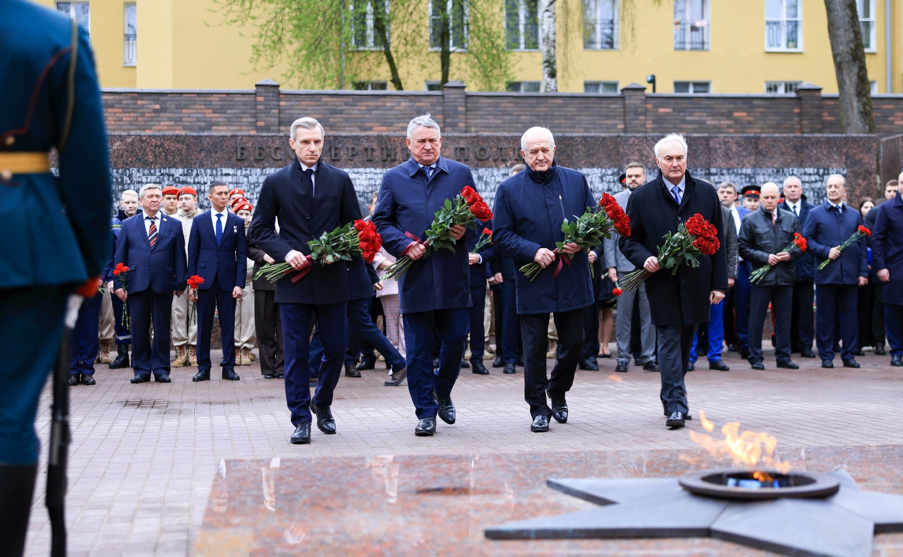 Сенаторы возложили цветы к Вечному огню в Сквере Памяти Героев в Смоленске