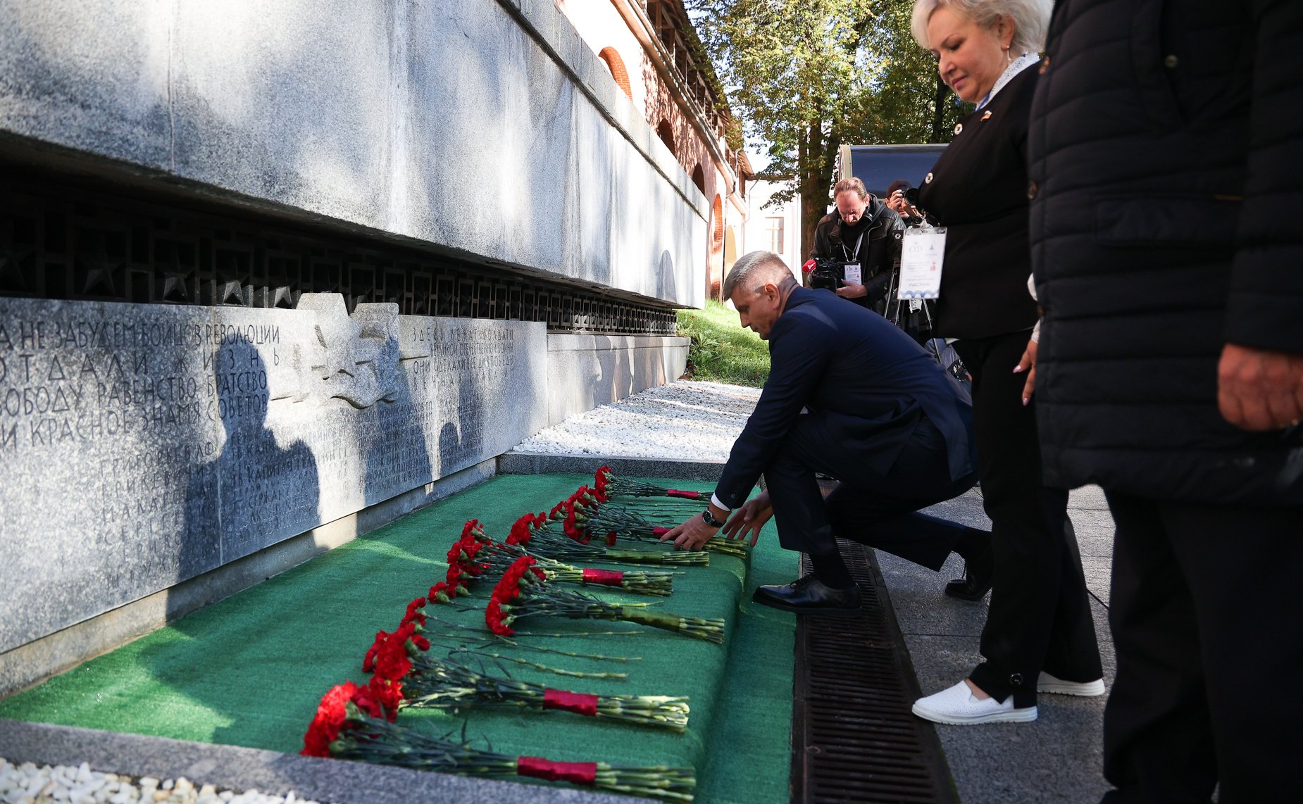 Председатель Совета Федерации Валентина Матвиенко и врио губернатора Новгородской области Александр Дронов возложили венки к Мемориалу «Вечный огонь славы»
