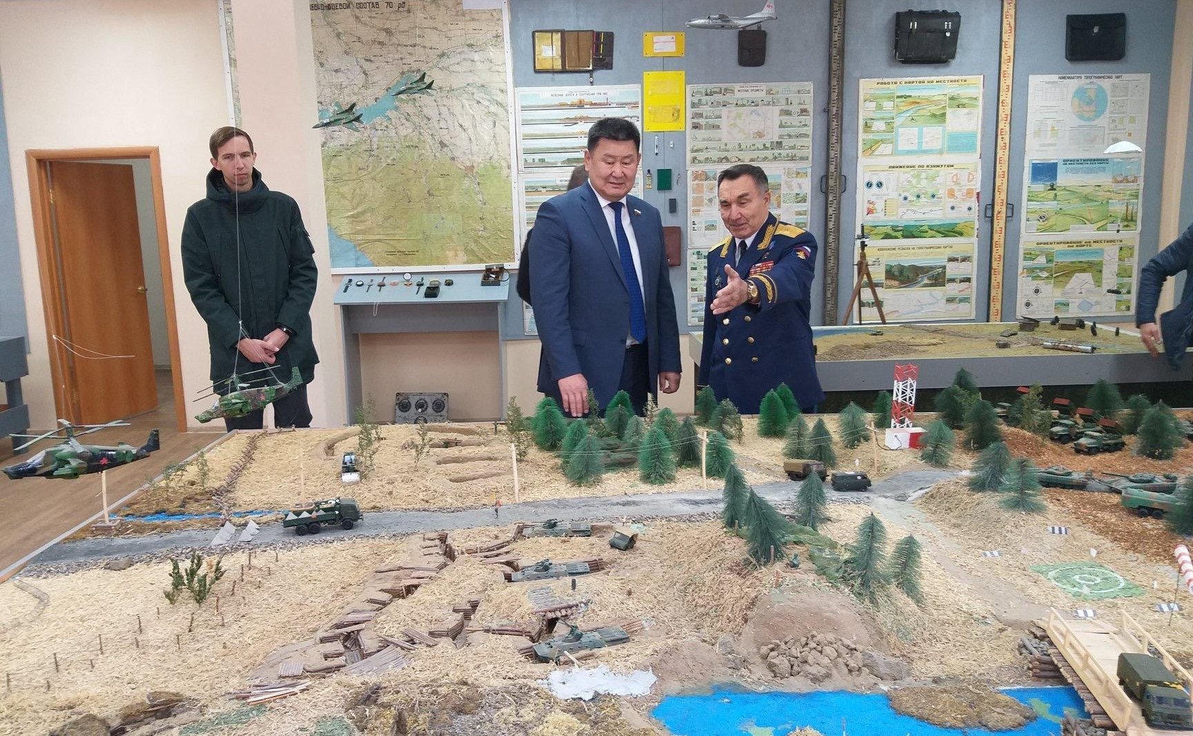 Вячеслав Мархаев осмотрел классы военно-медицинской, инженерной, общей военной подготовки, военной истории, основ морского дела, музей оружия