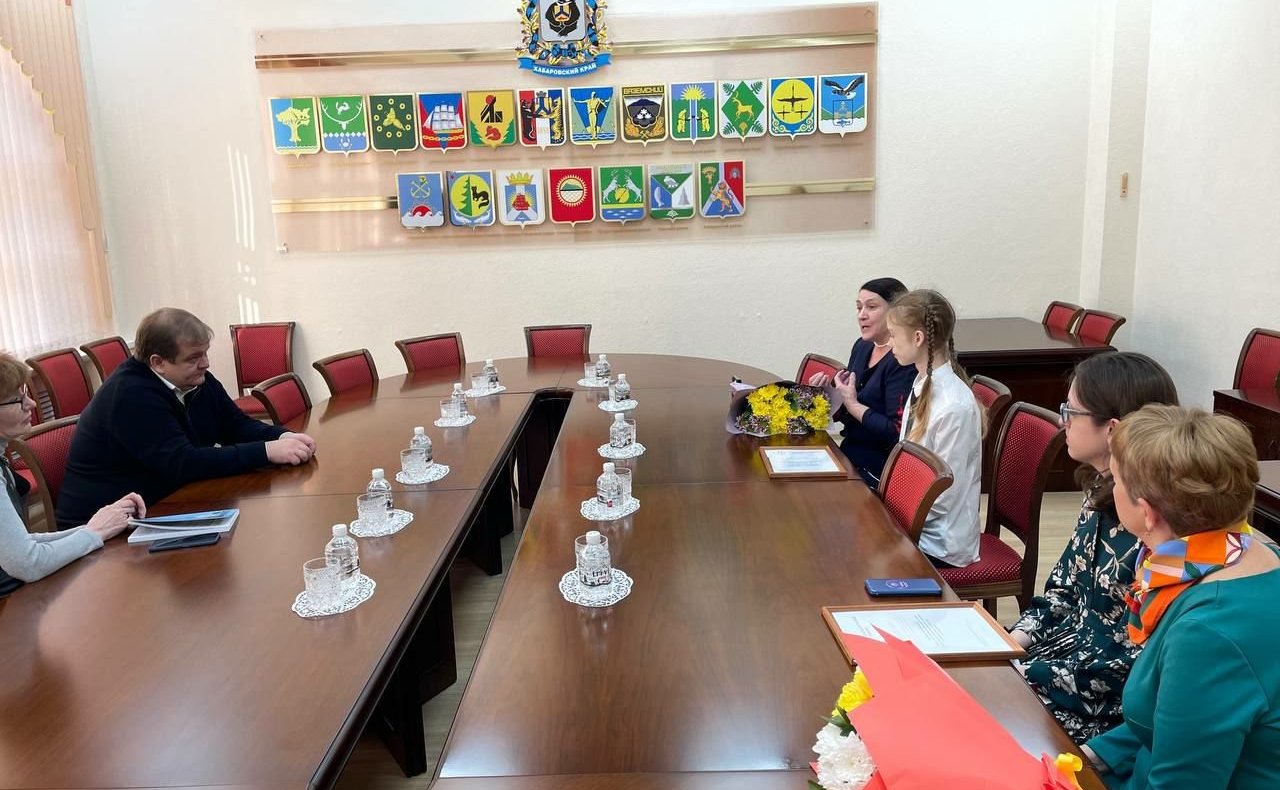 Сергей Безденежных встретился хабаровской художницей Дианой Слипецкой