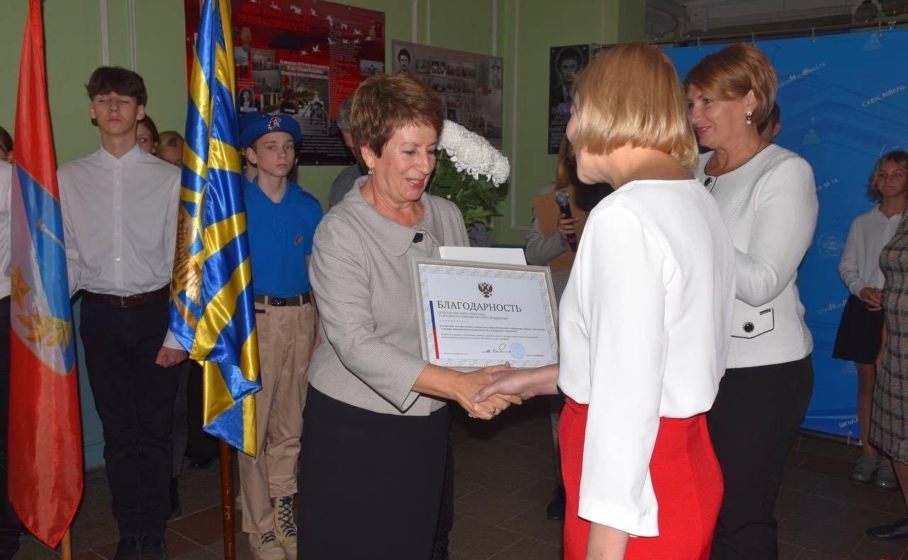 Екатерина Алтабаева вручила коллективу школы Благодарность Председателя Совета Федерации Валентины Матвиенко